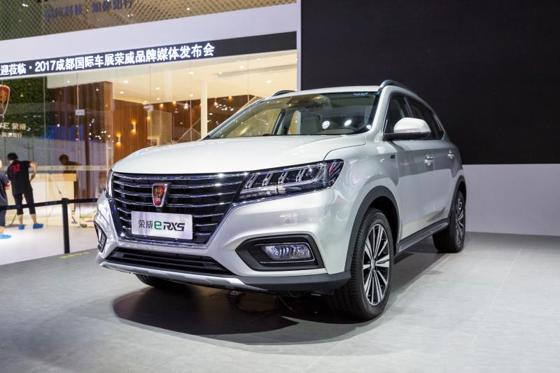 全新荣威950、荣威e950定义“高级轿车” 成都车展亮相售价16.88万起 互联网汽车上市一周年 系统升级带来颠覆式进化